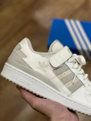 ADIDAS FORUM LOW (white/grey)
